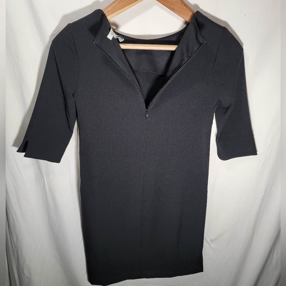 White House Black Market size 0 simple design black dress in great condition 💙